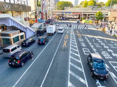 Ueno Japonya - 21 Ekim 2023: Tokyo 'nun Taito semtindeki Tokyo Japonya büyük tren istasyonunda sabah Ueno İstasyonu önünde trafik. Ueno ilçesine ulaşmak için kullanılan istasyondur. Tokyo Japonya 'da