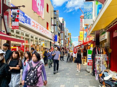 Ueno Japonya - 21 Ekim 2023: Birçok insan Ameyoko pazarından alışveriş yapıyor, Tokyo 'daki bu yer Tokyo' daki turistler için bir seyahat merkezi.