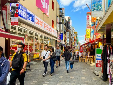 Ueno Japonya - 21 Ekim 2023: Birçok insan Ameyoko pazarından alışveriş yapıyor, Tokyo 'daki bu yer Tokyo' daki turistler için bir seyahat merkezi.