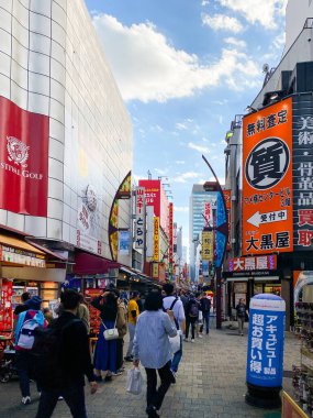 Ueno Japonya - 21 Ekim 2023: Birçok insan Ameyoko pazarından alışveriş yapıyor, Tokyo 'daki bu yer Tokyo' daki turistler için bir seyahat merkezi.