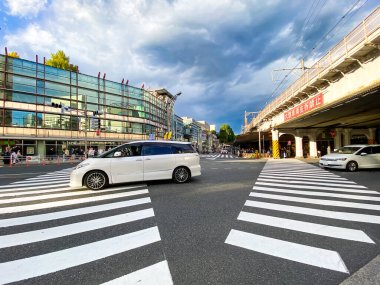 Ueno Japonya - 21 Ekim 2023: Tokyo 'nun Taito semtindeki Tokyo Japonya büyük tren istasyonunda sabah Ueno İstasyonu önünde trafik. Ueno ilçesine ulaşmak için kullanılan istasyondur. Tokyo Japonya 'da