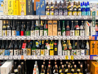 Narita Japan - 21 Ekim 2023: AEON süpermarketinde satışa sunulan birçok alkol