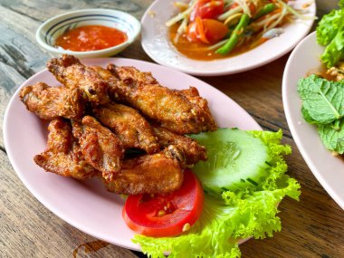 Kızarmış tavuk kanadı plaka üzerinde