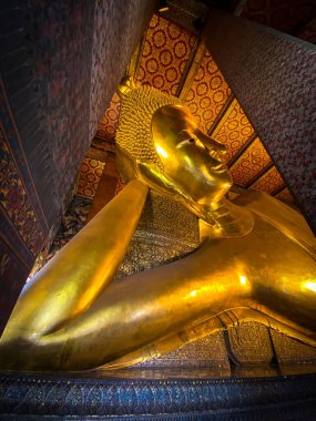 Wat Pho tapınağı. Büyük altın Buda heykeli (Phra Buddhasaiyas). Bangkok 'ta. Tayland.