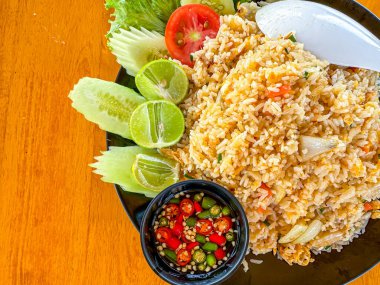 Tabakta yengeç ve Tayland yemeği.