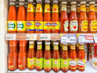 Bangkok Tayland - 12 Şubat 2024: Birçok çeşni ve sos markası Foodland Süpermarketinde satışa sunuldu