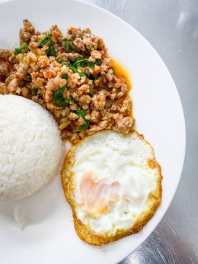 Pirinç soslu domuz eti, Tayland fesleğeni ve kızarmış yumurta.