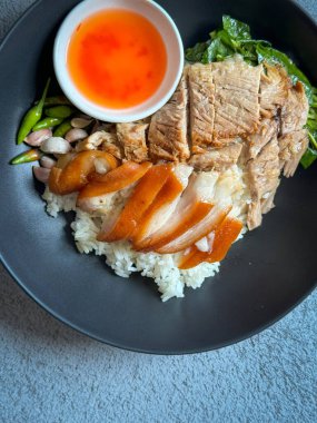 Pişmiş domuz buğulama ve pilav hazır.