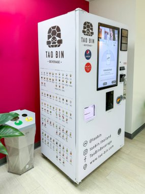 Bangkok Tayland - 19 Mar 2024: Tao Bin Soft içecek otomatı servis müşterisi