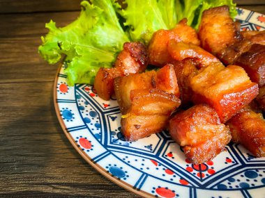 Tahta masada kızarmış domuz eti.