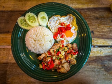 Acılı sarımsaklı gevrek domuz eti ve kızarmış yumurtalı tuz.