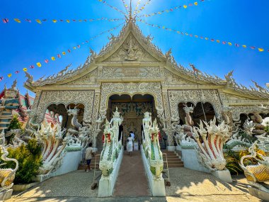 Nakorn Pathom, Tayland - 29 Nisan 2024 Wat Rangman tapınağındaki Altın Buda heykeli