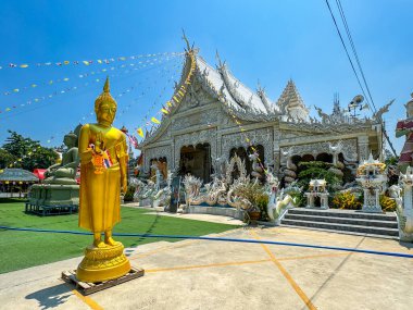 Nakorn Pathom, Tayland - 29 Nisan 2024 Wat Rangman tapınağındaki Altın Buda heykeli