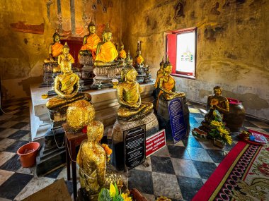 Nakorn Pathom, Tayland - 29 Nisan 2024 Wat Bangphra tapınağındaki Altın Buda heykeli