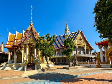 Wat Bangphra tapınağındaki tapınak salonu.