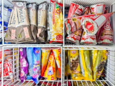 Bangkok Tayland - 17 Haziran 2024: 7-11 'de dondurulmuş dondurmalar dondurucuda satılıyor