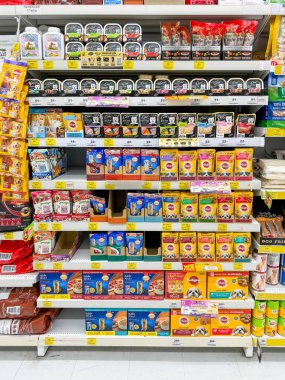 Bangkok Tayland - 8 Haziran 2024: Foodland Süpermarketinde satılık birçok yiyecek markası