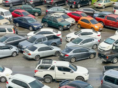 Bangkok Tayland - 11 Mayıs 2024: BTS Chatuchak İstasyonu 'nun park ve yan otoparkına park edilmiş arabalar
