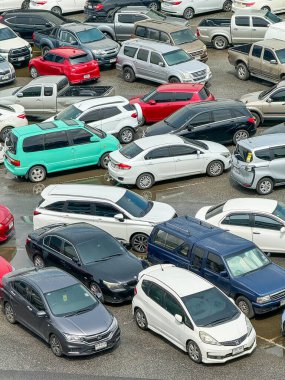 Bangkok Tayland - 11 Mayıs 2024: BTS Chatuchak İstasyonu 'nun park ve yan otoparkına park edilmiş arabalar
