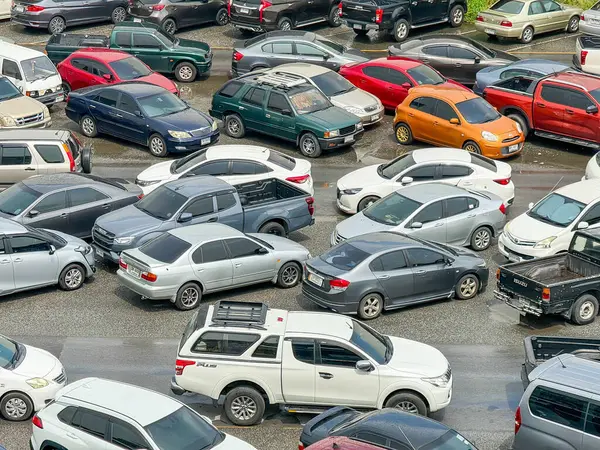 Bangkok Tayland - 11 Mayıs 2024: BTS Chatuchak İstasyonu 'nun park ve yan otoparkına park edilmiş arabalar