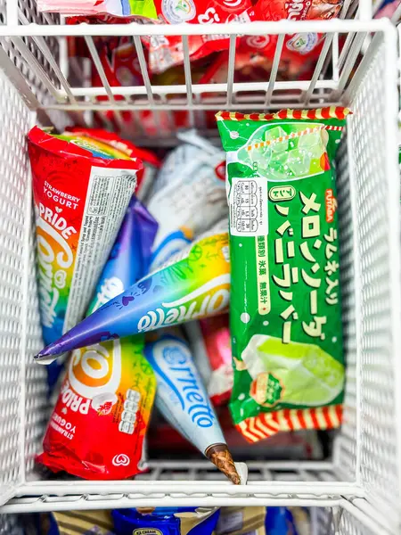 Bangkok Tayland - 25 Haziran 2024: 7-11 'de dondurulmuş dondurmanın dondurulması