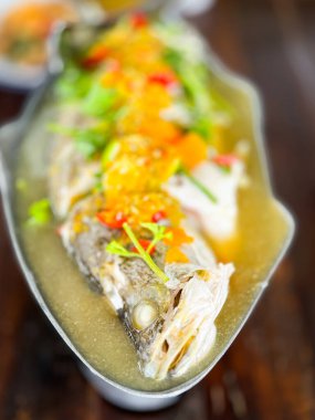 Limon ve biberli buharda pişmiş deniz kabuğu.