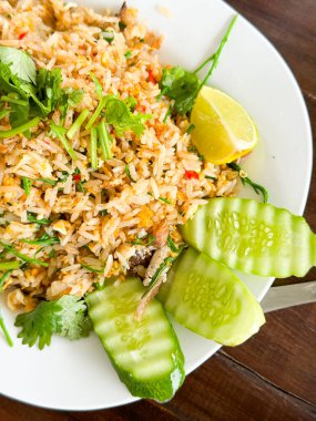 Tayland yemeği masada pilav.