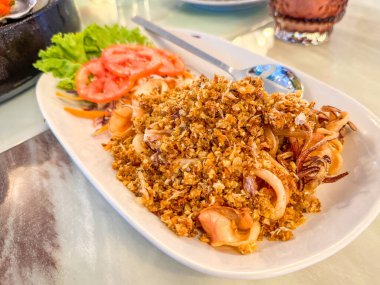 Kızarmış kalamar, sarımsaklı, Tayland yemeği.