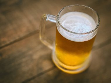 Masada çok soğuk bir bardak bira.