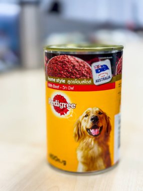 Bangkok Tayland - 17 Temmuz 2024: Ahşap masada bir kutu Pedigree köpek maması