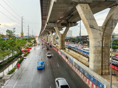 Bangkok Tayland - 21 Temmuz 2024: Rama II karayolu yakınında yeni otoyol projeleri inşa ediliyor 