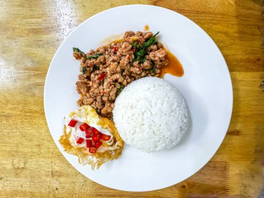 Üzerine domuz eti, fesleğen ve sahanda yumurta.