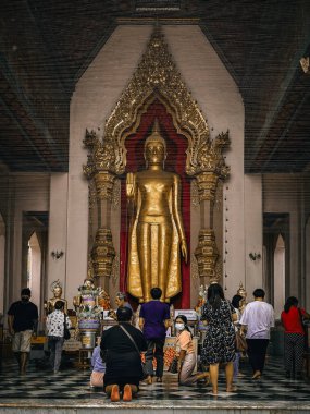 Nakhon Pathom Tayland - 18 Temmuz 2024: Birçok insan Phra Pathom Chedi tapınağındaki dev Buda 'ya saygılarını sunar 