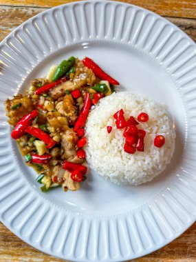 Acı biber ve sarımsaklı kızarmış domuz eti.