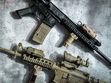 Bangkok Tayland - 25 Ağustos 2024: Yerde hafif saldırı tüfekleri