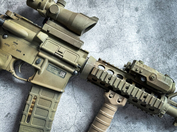 Бангкок, Таиланд - 25 августа 2024 года: штурмовые винтовки Airsoft на полу