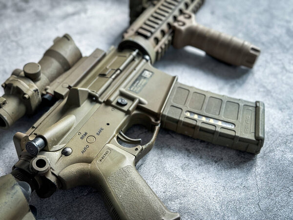 Бангкок, Таиланд - 25 августа 2024 года: штурмовые винтовки Airsoft на полу