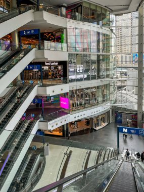 Bangkok Tayland - 26 Ağustos 2024: Bangkok, Tayland 'daki Terminal 21 Alışveriş Merkezi. Terminal 21 Asok BTS istasyonuna bağlı.