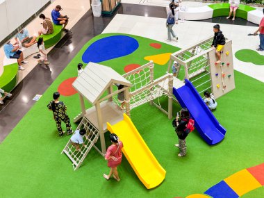 Bangkok Tayland - 31 Ağustos 2024: İmparatorluk dünyasında Samrong bahçesinde renkli çocuk parklarıyla oynayan birçok kişi 