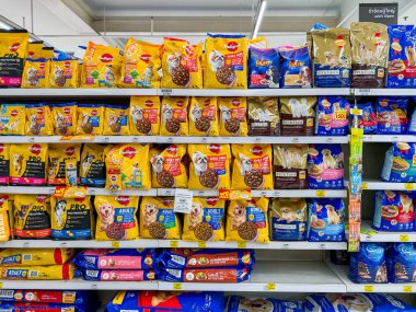 Bangkok Tayland - 15 Sep 2024: Büyük C süpermarketinde satılık birçok yiyecek markası