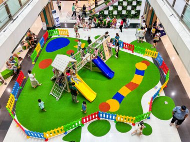 Bangkok Tayland - 15 Eylül 2024: Birçok Childen İmparatorluk Dünyası Samrong bahçesinde renkli çocuk parklarıyla oynuyor 