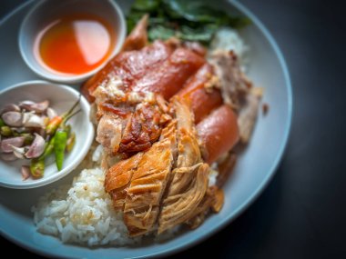 Pişmiş domuz buğulama ve pilav hazır. 