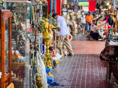 Bangkok Tayland - 28 Eylül 2024: Birçok ikinci el eşya ve mobilya Chatuchak hafta sonu pazarında satışa sunuldu