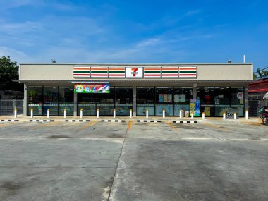 Bangkok Tayland: 6 Ekim 2024: Bangkok Tayland 'da 7-11 bakkalının yeni şubesi