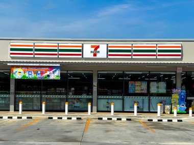 Bangkok Tayland: 6 Ekim 2024: Bangkok Tayland 'da 7-11 bakkalının yeni şubesi
