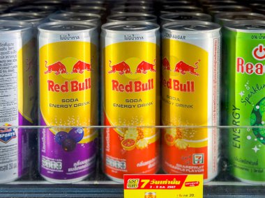 Bangkok Tayland - 7 Ekim 2024: 7-11 bakkalında rafta satılık bir sürü Red Bull enerji içeceği