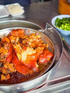 Pişmiş domuz buğulaması.