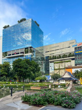 Bangkok Tayland - 11 Ekim 2024: EmSphere Phrom Phong BTS istasyonu yakınında EmQuartier ve Emporium ile birlikte bir alışveriş merkezidir..