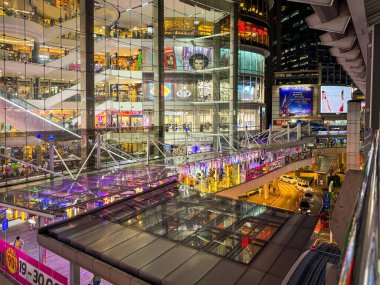 Bangkok Tayland - 22 Ekim 2024 Bangkok, Tayland 'daki Terminal 21 Alışveriş Merkezi. Terminal 21 Asok BTS istasyonuna bağlı.