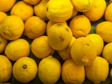 Piyasa tepsisinde çiğ limon yığını